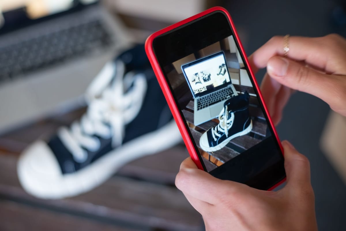 vendedor preparando fotos e mensagem de WhatsApp para loja